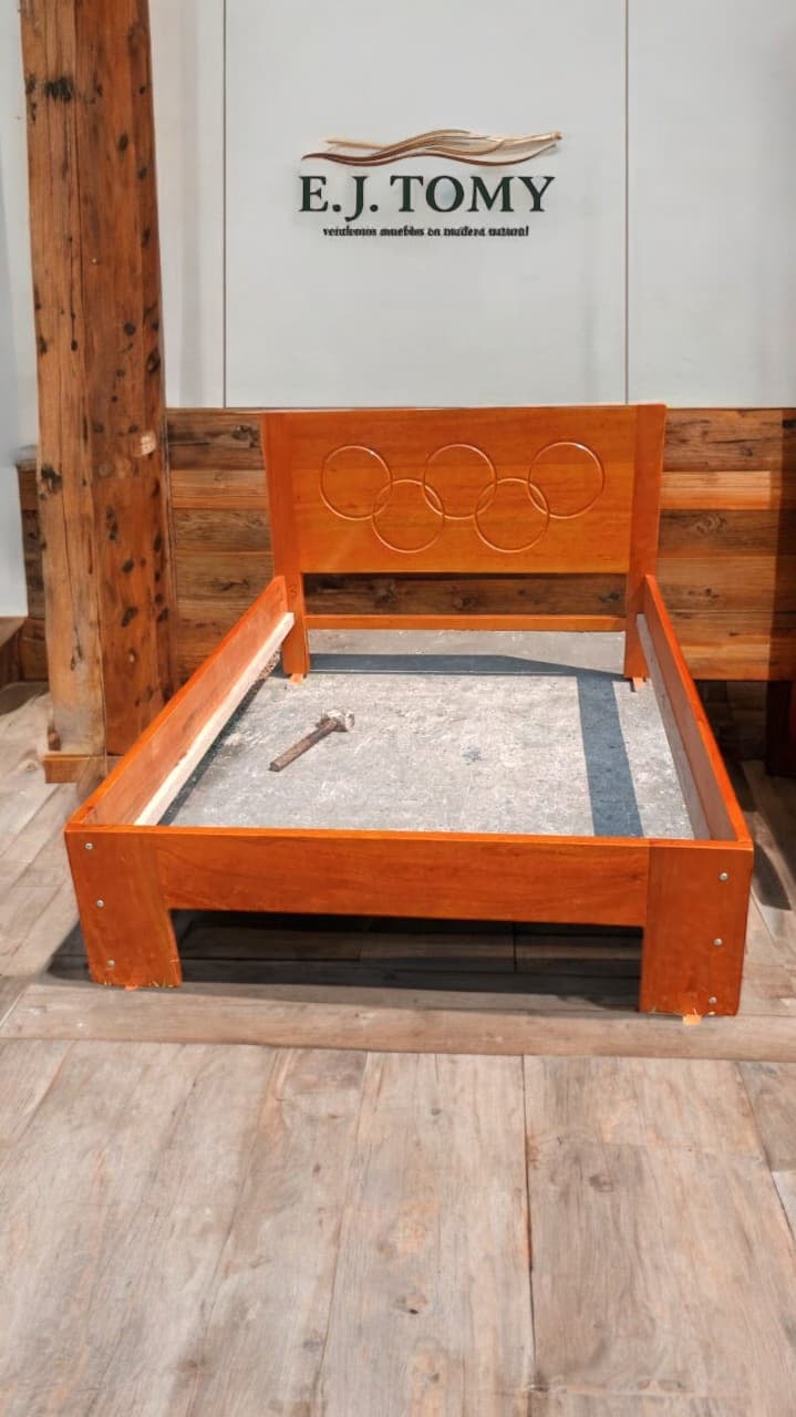 Cama de Madera Tornillo con Diseño Deportivo