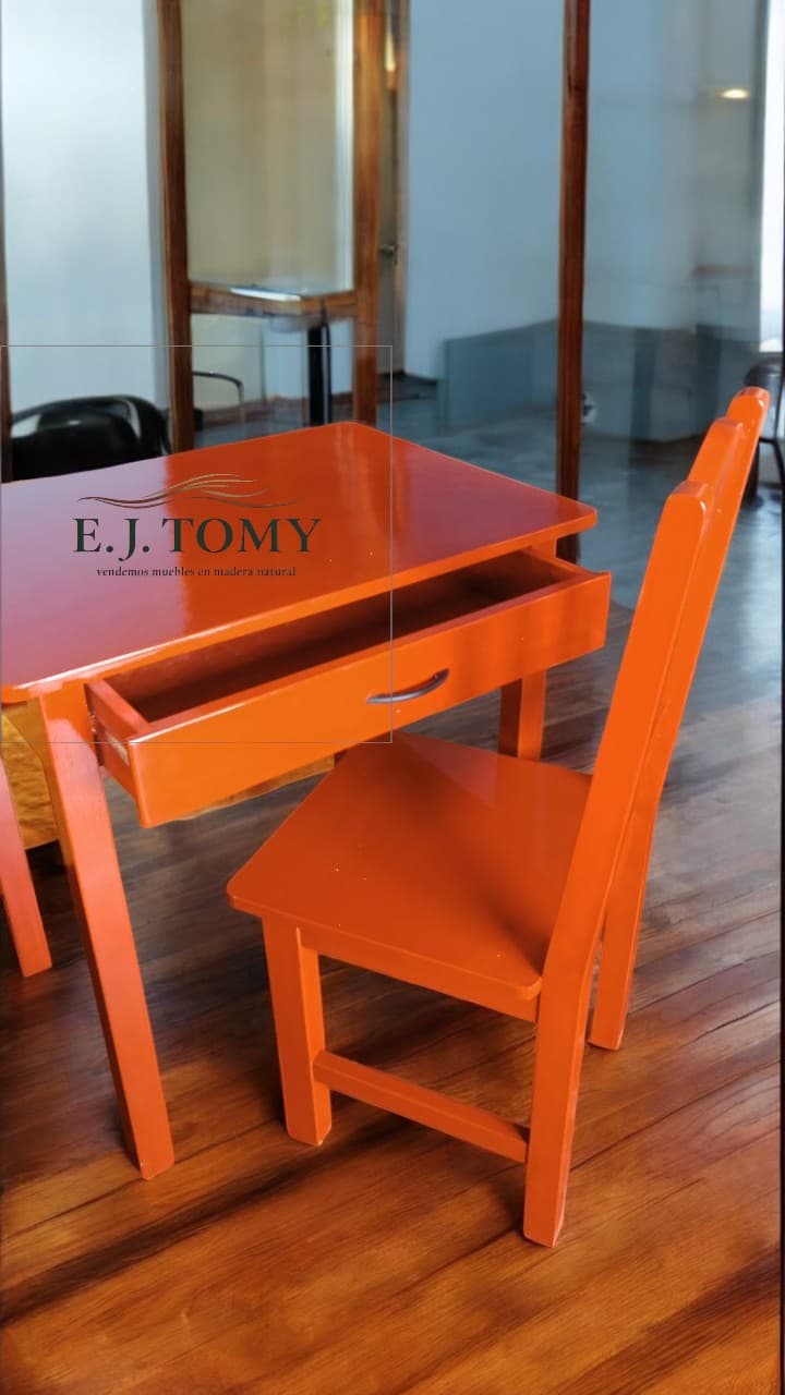 Escritorio y Silla de Madera Pintada