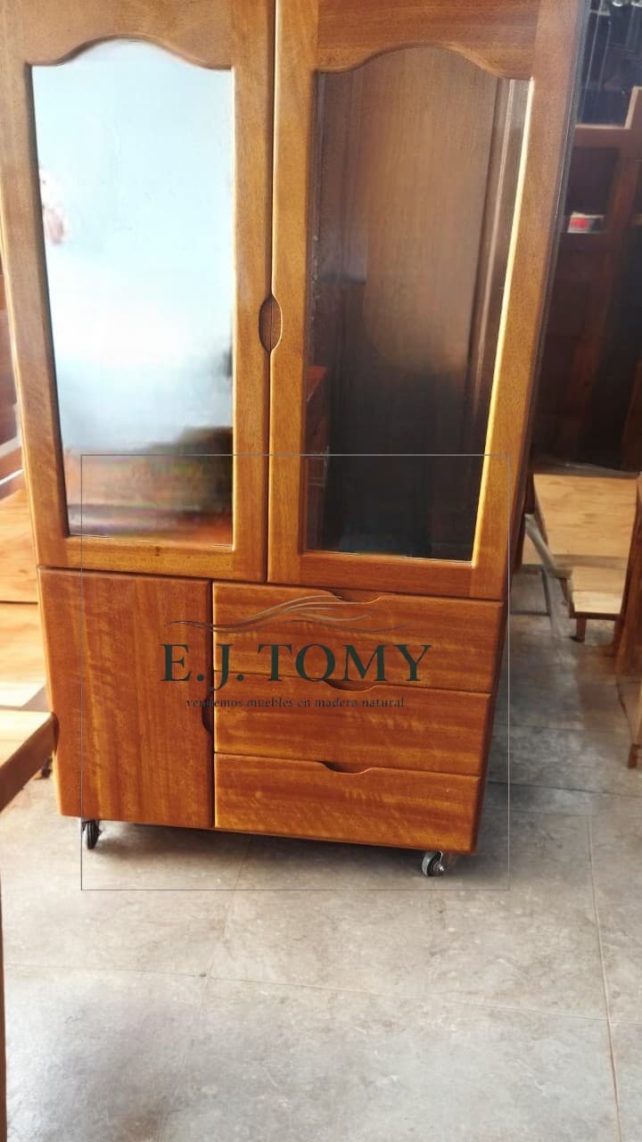 Ropero de Madera con Puertas de Vidrio